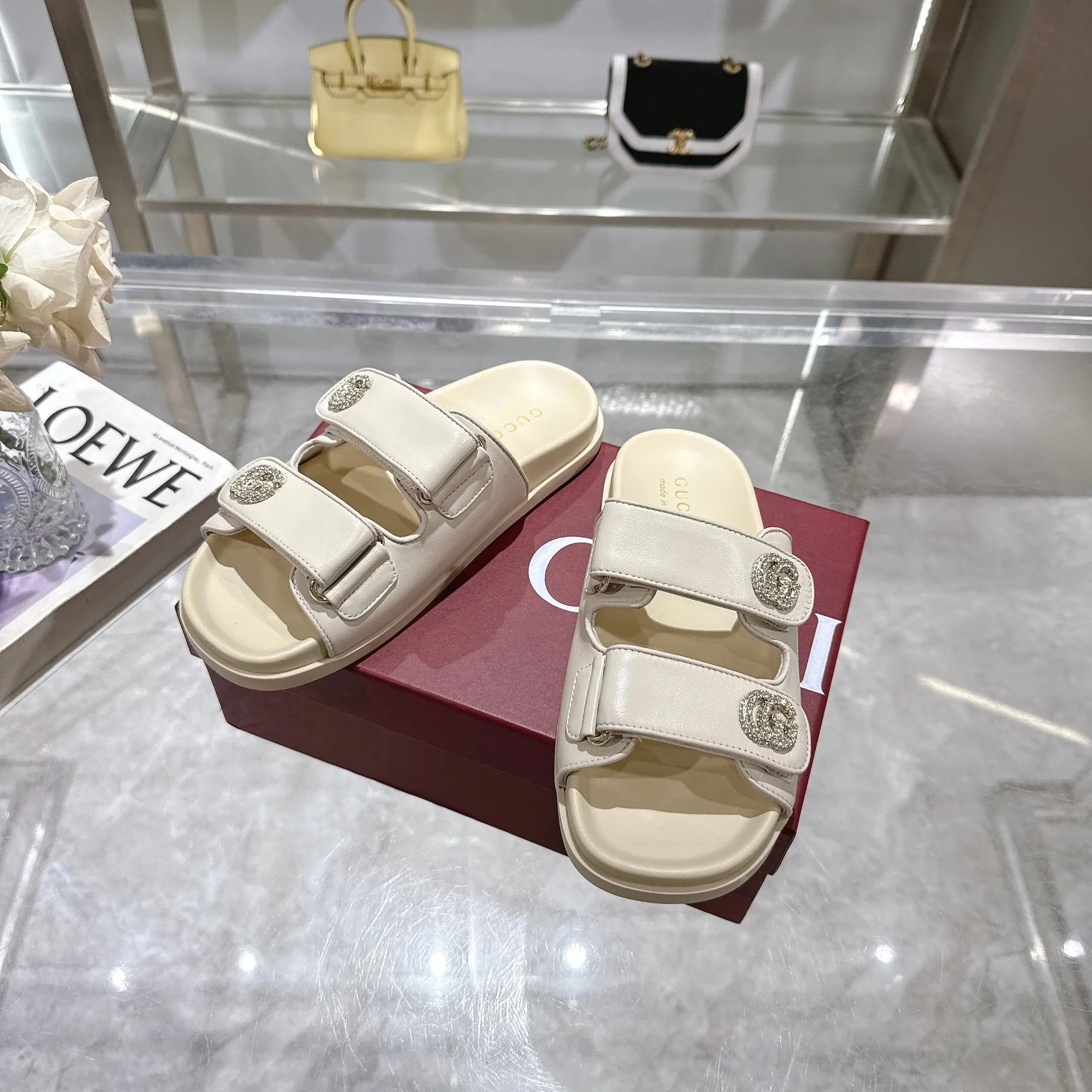 Wholesale direct sales 260👟👟 Gucci’s modern design aesthetic explores the path of unique craftsmanship, cleverly integrating the brand’s classic elements with its beloved brand identity. The sandal is embellished with the beloved Double G hardware, adding a touch of understated branding to the design, complementing the versatility of the Velcro straps. Women Light gold tone hardware Sheepskin lining Double G Rubber sole Velcro fastening Flat sole